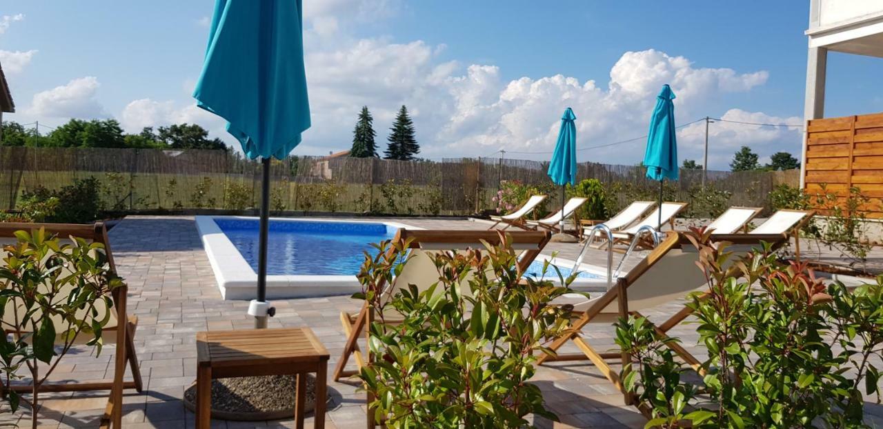 Guest House Flora Pazin Exterior photo